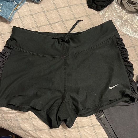 Nike dry fit shorts with underwear lining attached - Picture 2 of 7